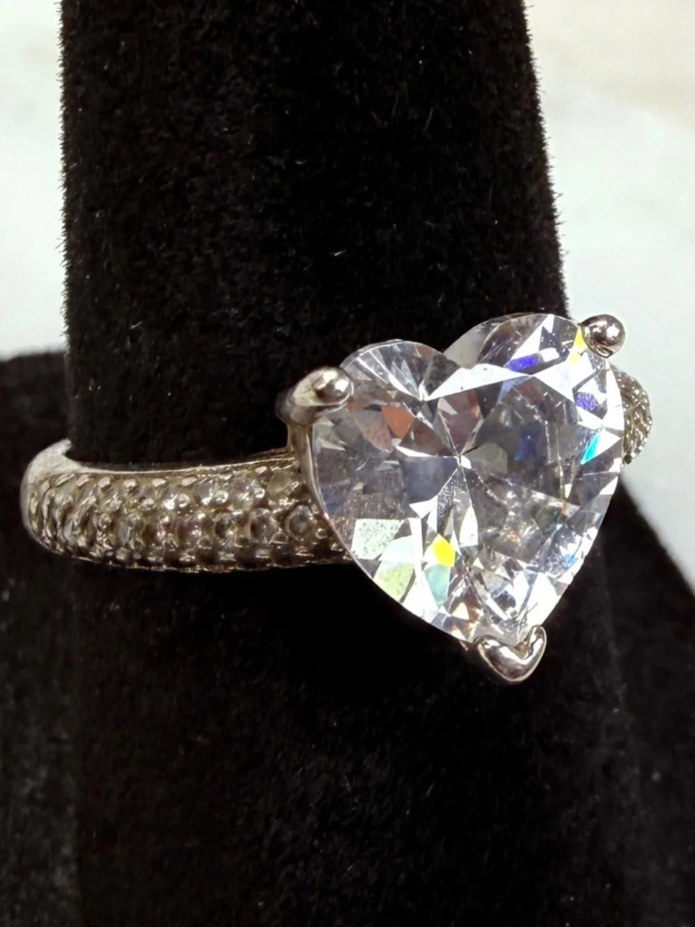 Beautiful vintage size 6, aged silvertone, heart shaped bling ring